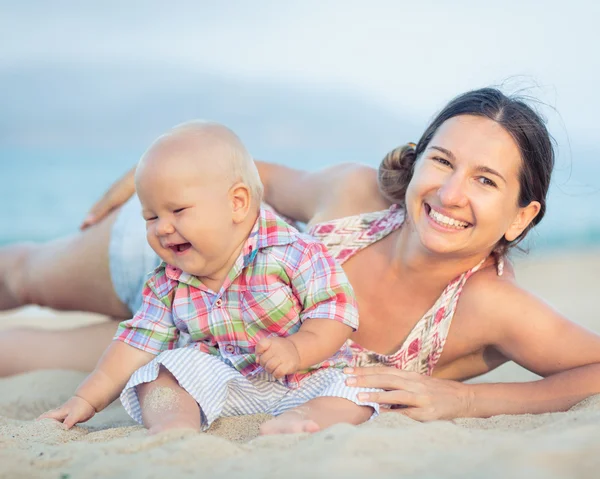 Bebé y madre —  Fotos de Stock