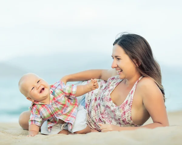 Bebê e mãe — Fotografia de Stock