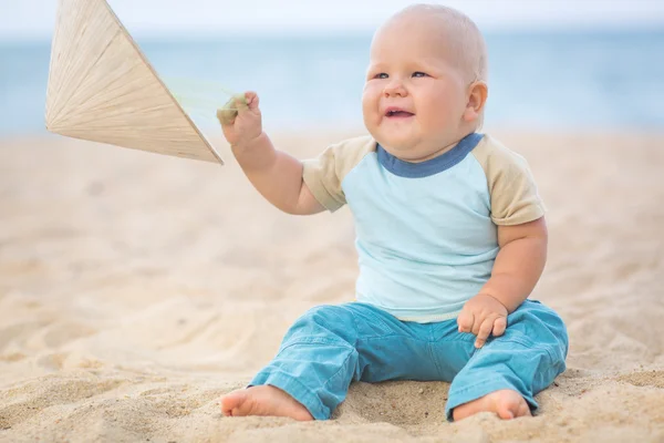 Baby op het strand — Stockfoto