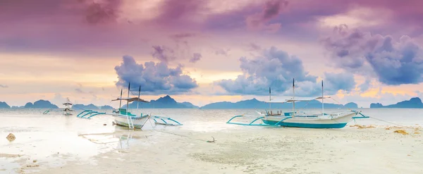 Barcos al atardecer. Panorama — Foto de Stock