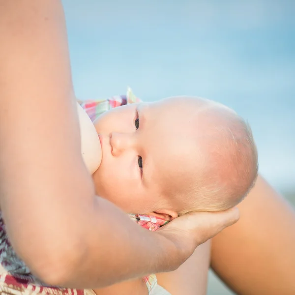Borstvoeding geven Rechtenvrije Stockfoto's