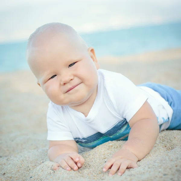 Baby på stranden — Stockfoto