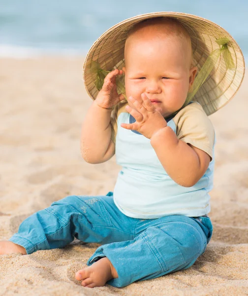 Bebé en la playa —  Fotos de Stock