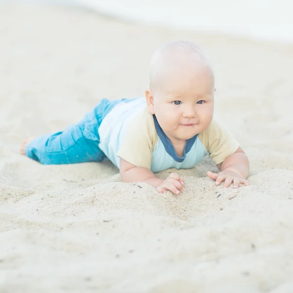 Bebé en la playa —  Fotos de Stock