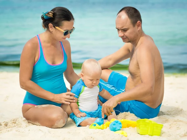 Familia en la playa — Foto de Stock