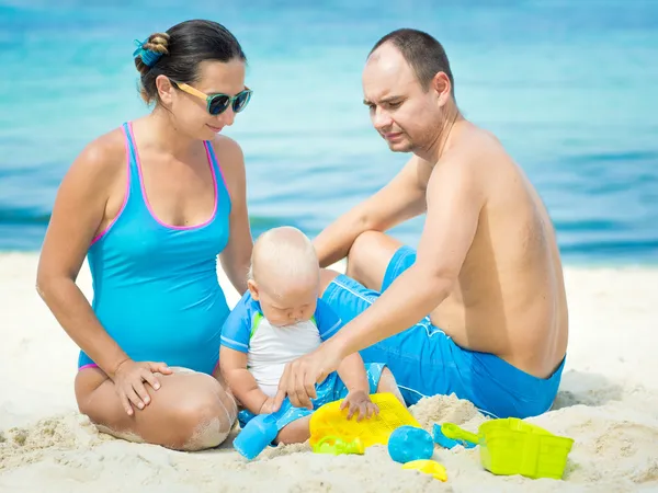 Familia en la playa — Foto de Stock