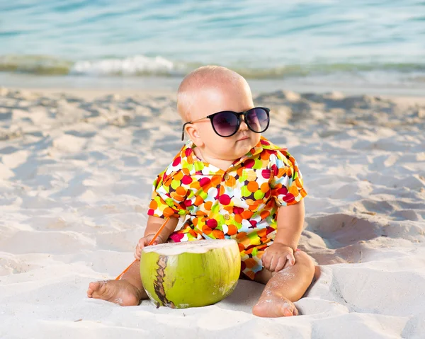 Baby met kokos — Stockfoto