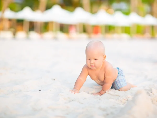 Baby på stranden – stockfoto