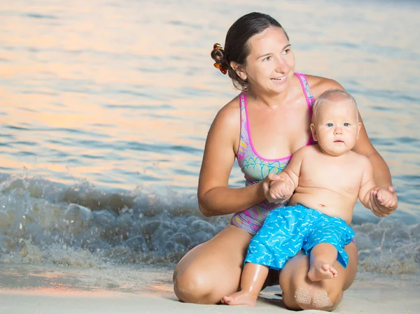 Baby und Mutter — Stockfoto