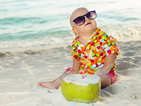 Baby met kokos — Stockfoto