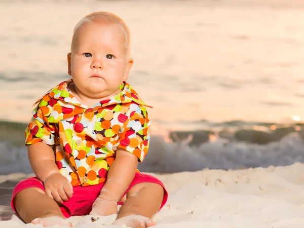 Bambino sulla spiaggia — Foto Stock