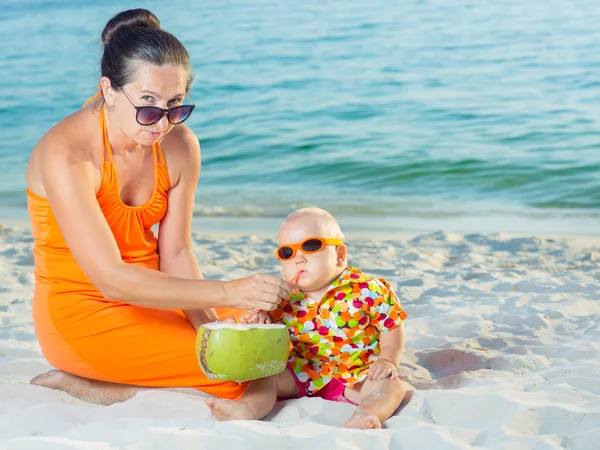 Bebé y madre — Foto de Stock