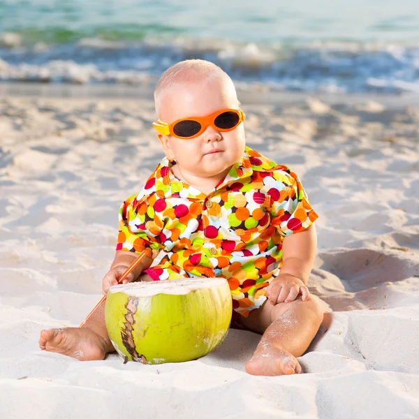 Ребенок с кокосом — стоковое фото
