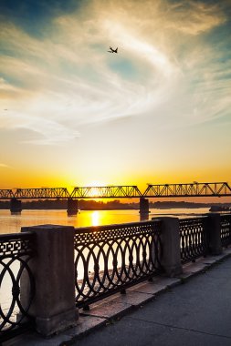 nehir setin günbatımı üzerinde