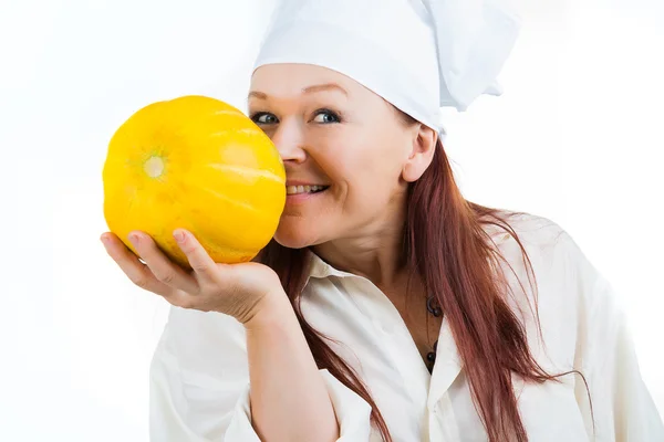 La mujer huele un melón amarillo Imagen De Stock