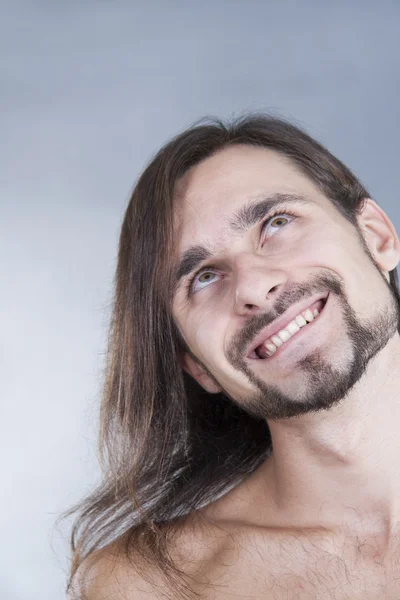 Retrato de cabelos longos homem caucasiano pensativo — Fotografia de Stock