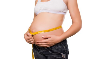 hamile genç kadın mide bandı tarafından ölçer.