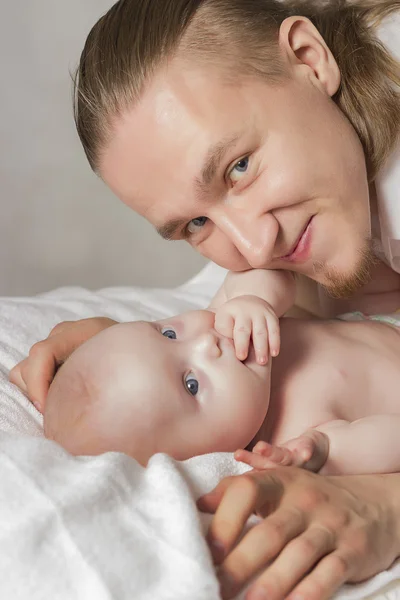 The father embraces the newborn child and smiles — Stock Photo, Image