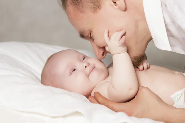 Fadern omfamnar det nyfödda barnet och leenden — Stockfoto