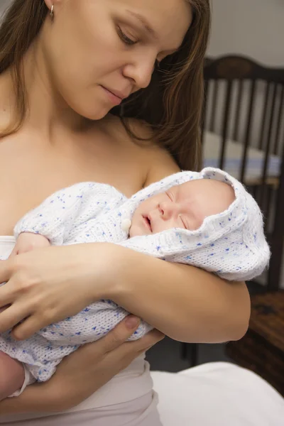 Moeder met baby thuis — Stockfoto