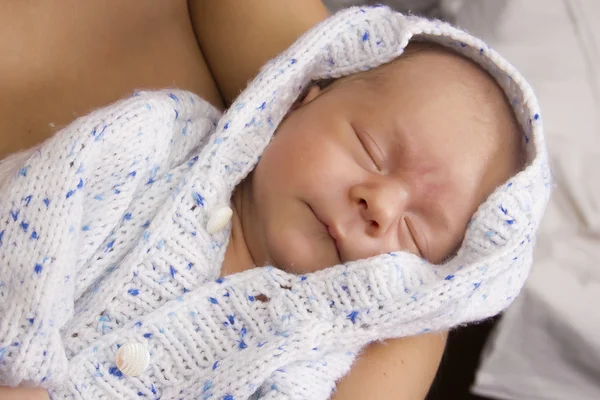 Ziemlich schlafendes Neugeborenes — Stockfoto