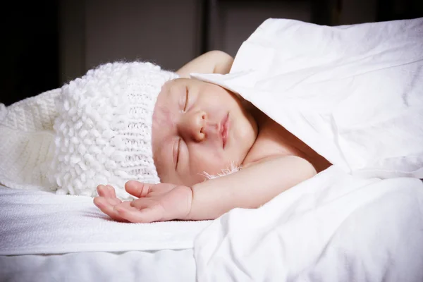 Pretty sleeping newborn — Stock Photo, Image