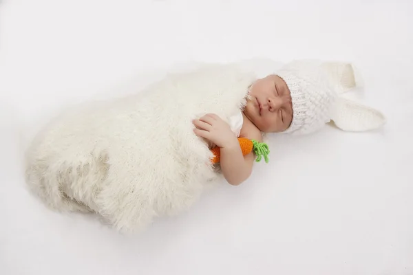 O bebê em um terno de uma lebre — Fotografia de Stock