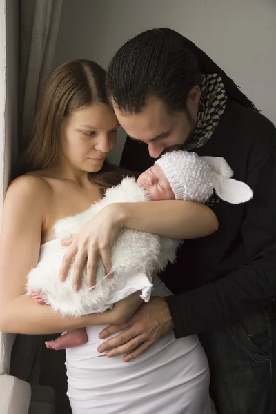 Jovem família com o bebê em casa — Fotografia de Stock