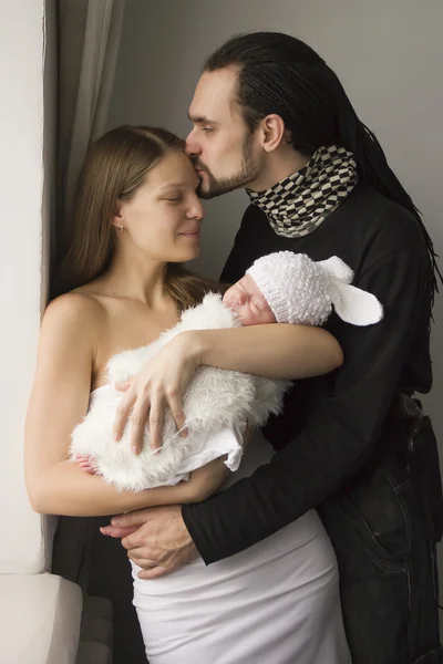 Jovem família com o bebê em casa — Fotografia de Stock