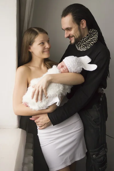 Bebekle evde genç ailesi — Stok fotoğraf