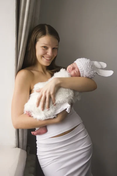 Mor med barn hemma — Stockfoto