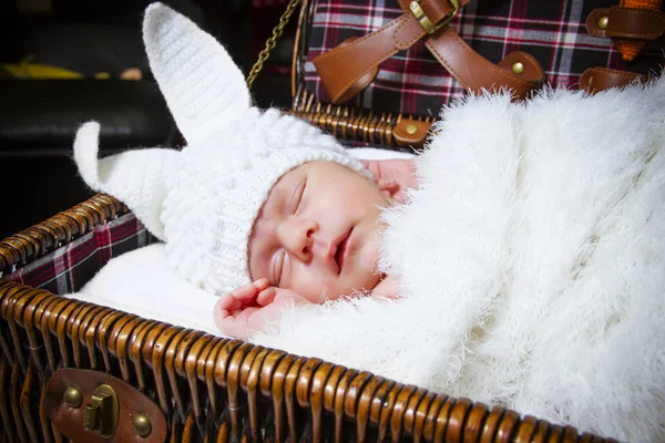 Спящий ребенок в костюме кролика — стоковое фото