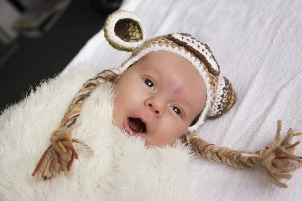 Bebê em um chapéu com orelhas — Fotografia de Stock