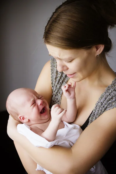 Mãe e o bebê choram juntos — Fotografia de Stock