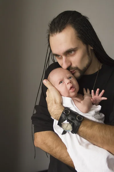 O jovem pai abraça o bebê — Fotografia de Stock