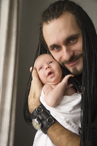 The young father embraces the baby — Stock Photo, Image