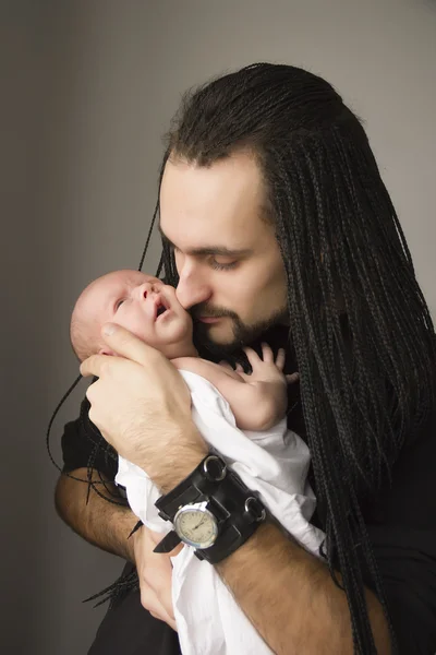 The young father embraces the baby — Stock Photo, Image