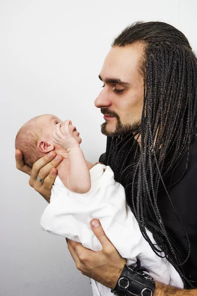Unga far omfamnar barnet — Stockfoto
