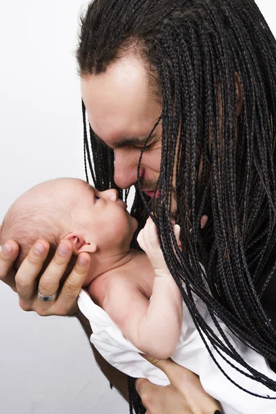 The young father embraces the baby — Stock Photo, Image