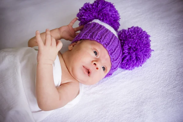 Das Baby in violett gestrickt — Stockfoto