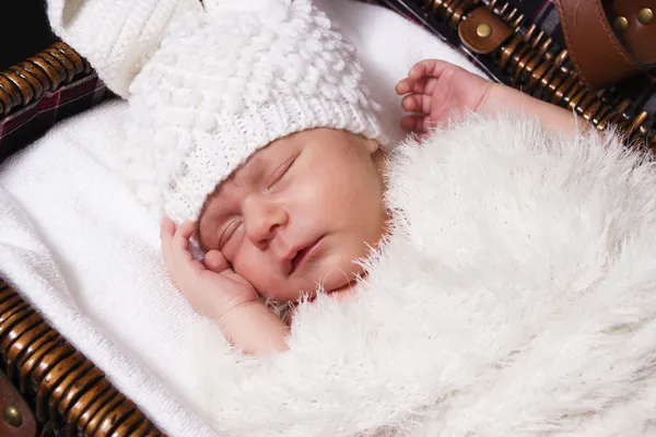 Bebê adormecido em um terno de um coelho Imagens De Bancos De Imagens