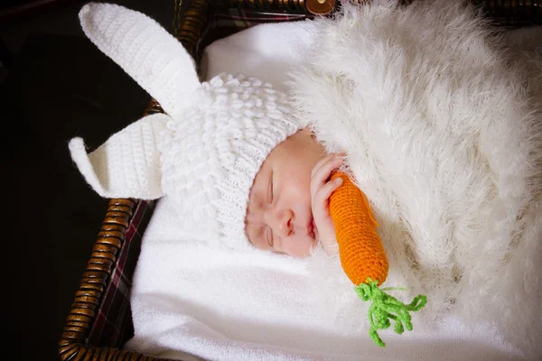 Κοιμάται το μωρό σε ένα κοστούμι ενός κουνελιού Royalty Free Εικόνες Αρχείου