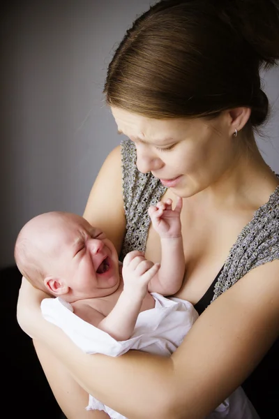 Moeder en de baby huilen samen Stockafbeelding