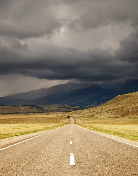 Yol ve bulutlu gökyüzü — Stok fotoğraf