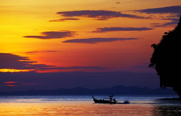 Tropischer Strand bei Sonnenuntergang — Stockfoto