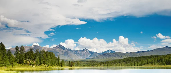 Lago di montagna — Foto Stock