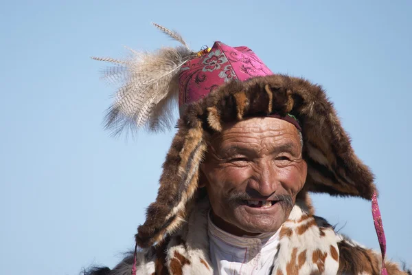 Oudere kazakh man in traditionele kleding — Stockfoto