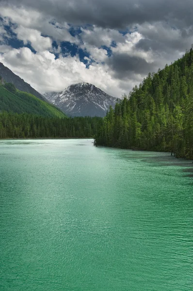 Lago de montaña — Foto de Stock