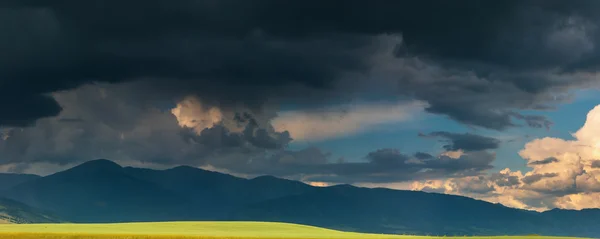 Landschaft mit Gewitterwolken — Stockfoto