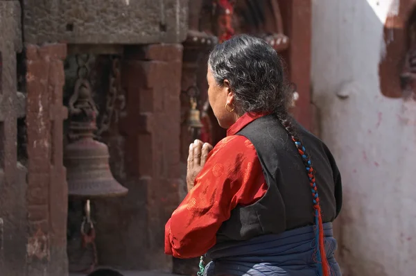 Молящаяся женщина в буддийском храме — стоковое фото
